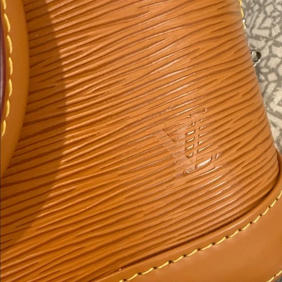 Louis Vuitton Alma BB Epi Leather - Picture 8 of 11
